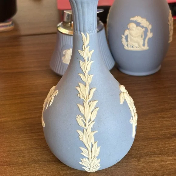 Wedgwood Light Blue Jasperware Dish with White Relief Accents - Picture 3 of 5